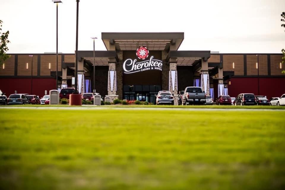 Cherokee Casino Hotel Roland Exterior foto