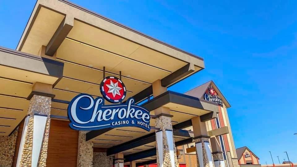 Cherokee Casino Hotel Roland Exterior foto